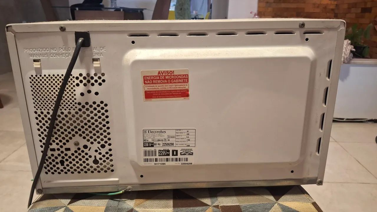 Microondas Eletrolux retirar peças - Foto 5