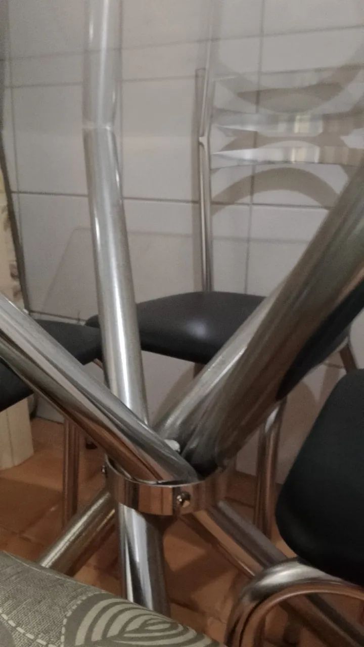 Mesa de vidro com 4 cadeiras - Foto 3