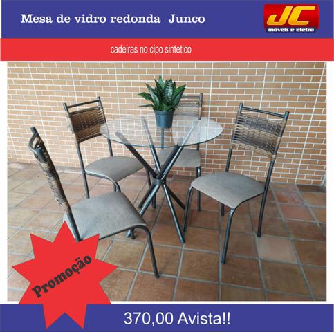 Mesa de vidro redonda no junco
