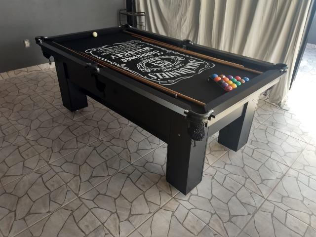 Mesa 4 Pés Laterais Cor Preta Tecido Preto Logo Jack Daniels Mod. KKKL3417