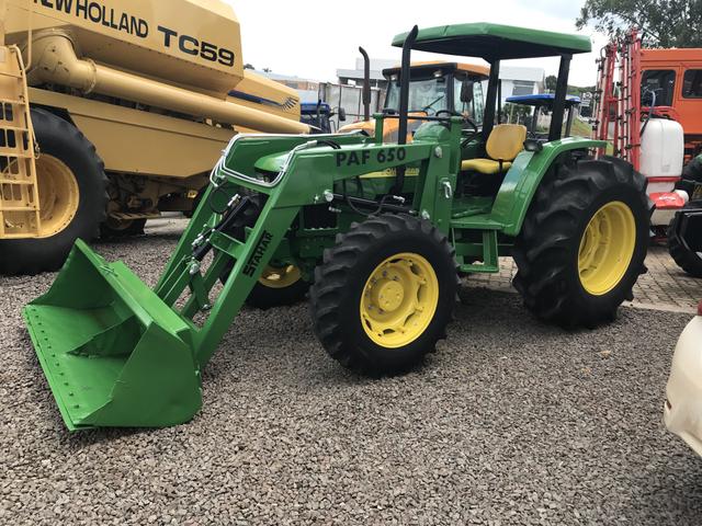 Trator JD 5705 com concha