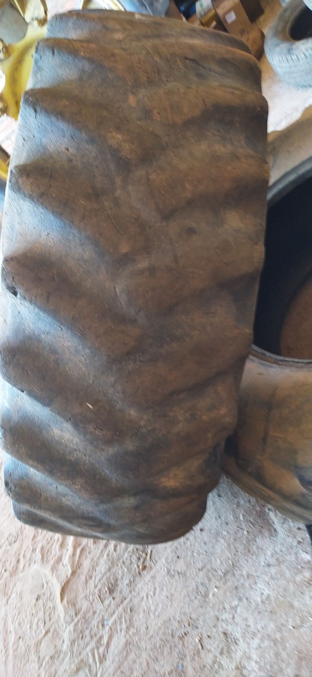 Pneus duplados 16.9-26", carcaça original para ressolar  - Foto 2