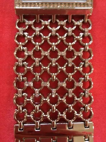 lindo relógio prateado com strass em perfeito estado, pouquíssimo usado - Foto 3
