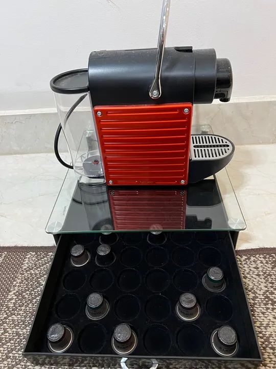 Cafeteira Nespresso Modelo C60 127V 1350W vermelha com suporte para capsulas 