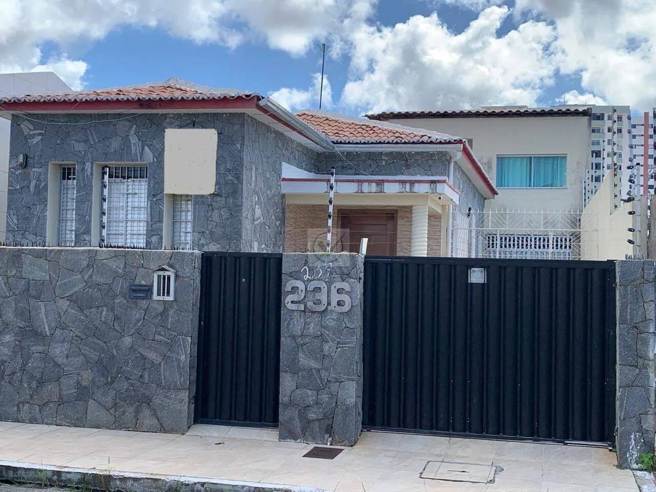 Descubra uma casa exuberante de 232m² com tudo o que você precisa para viver com estilo e