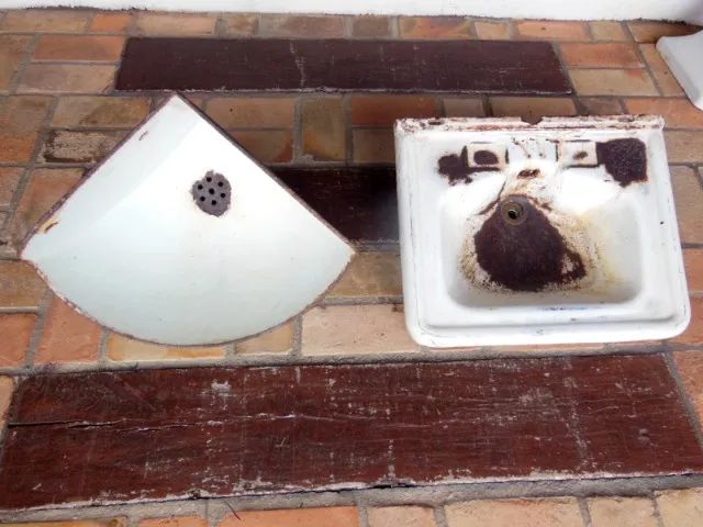 Cuba e Mictório Antigos de Ferro Esmaltado Cada 280,00