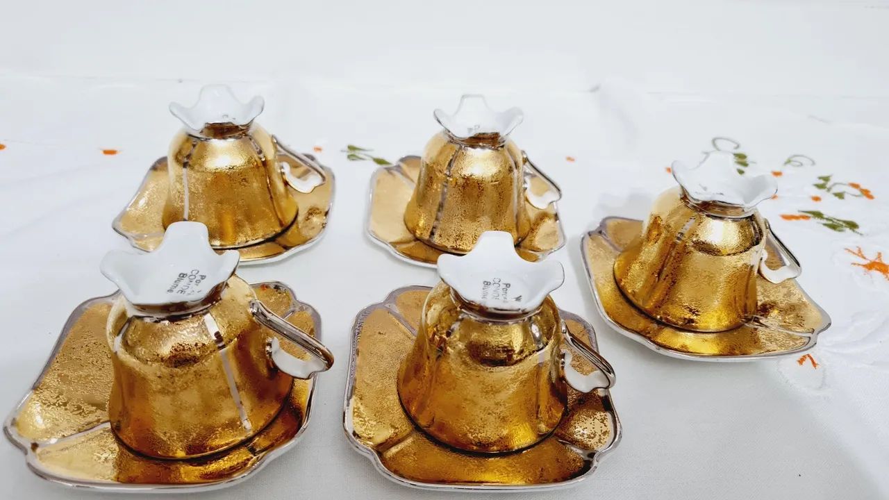 5 xícaras para café douradas