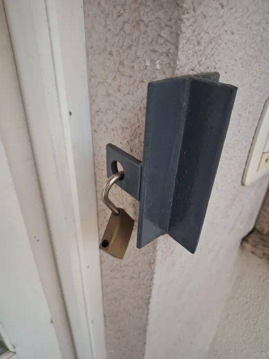 Portão de segurança deslizante com trilho