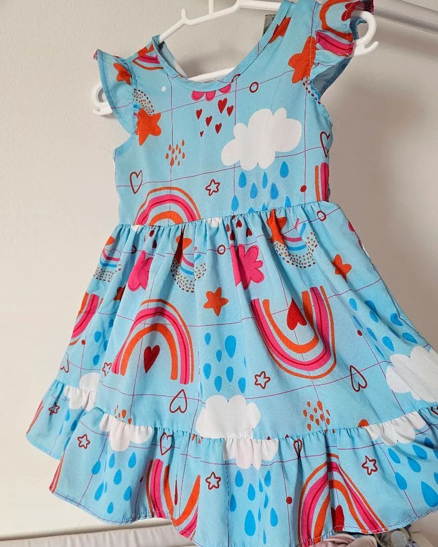 Vestido infantil lindo  - Arco-íris e Nuvens