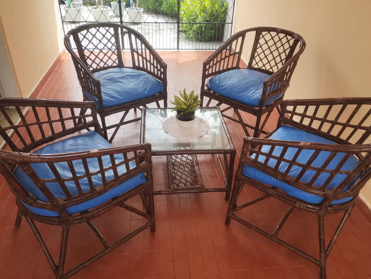 Conjunto de Cadeiras e Mesa de Centro em Bambu
