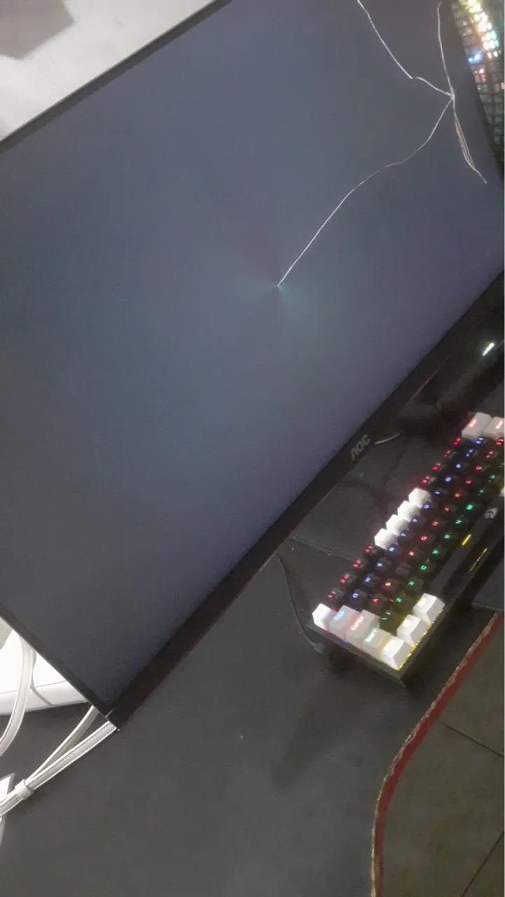 Monitor AOC com tela danificada