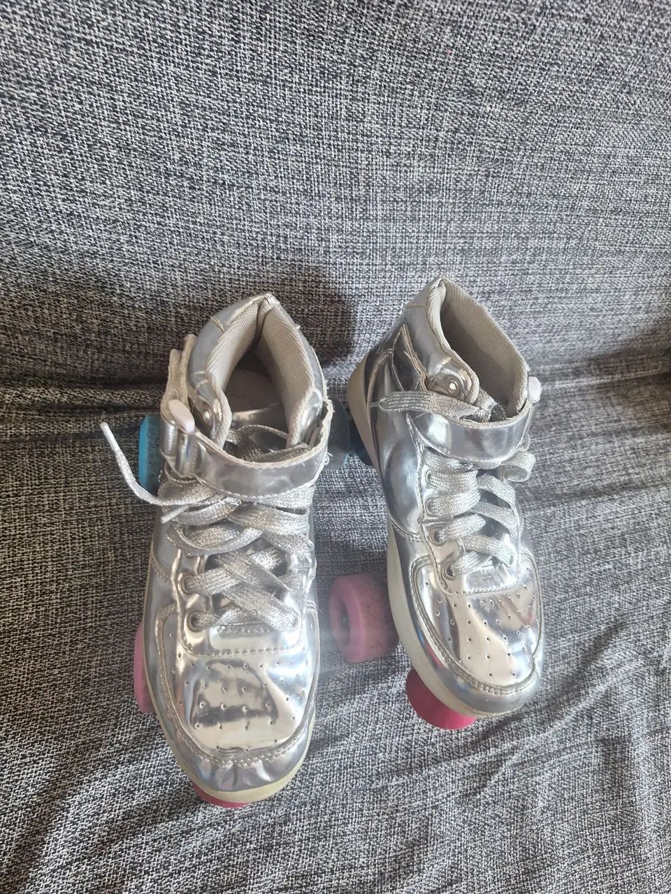Patins 4 rodas cinza  - Foto 3