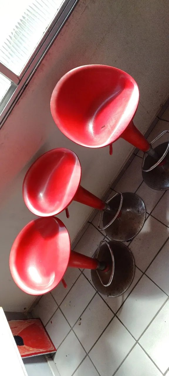 Banqueta Giratória Alta Tulipa Para Cozinha<br>Barzinho Deko Cor Vermelho