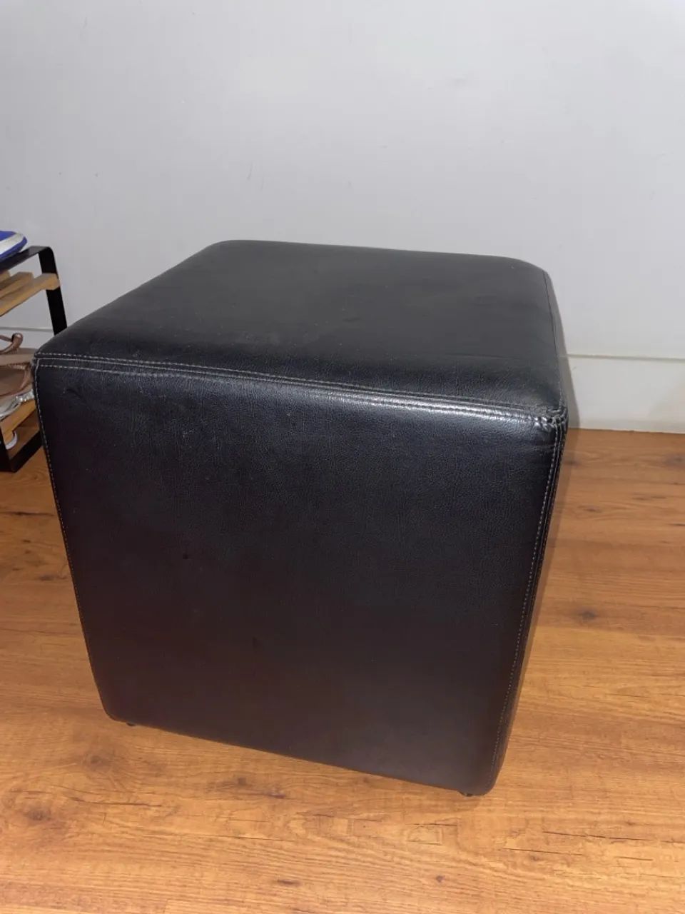 Puff Preto em Couro Sintético
