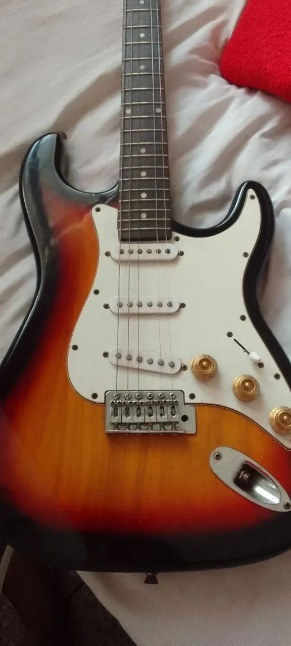 Guitarra Elétrica Stratocaster Sunburst para iniciantes