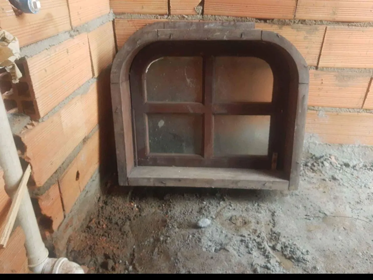 Janela de madeira arqueada