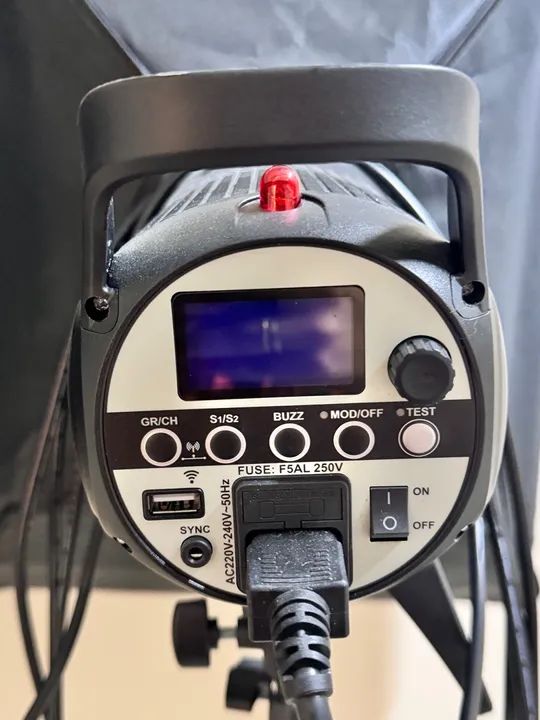 kit 2 flash tocha godox Sk-400 li Softbox 60x60 e tripé  - Foto 4