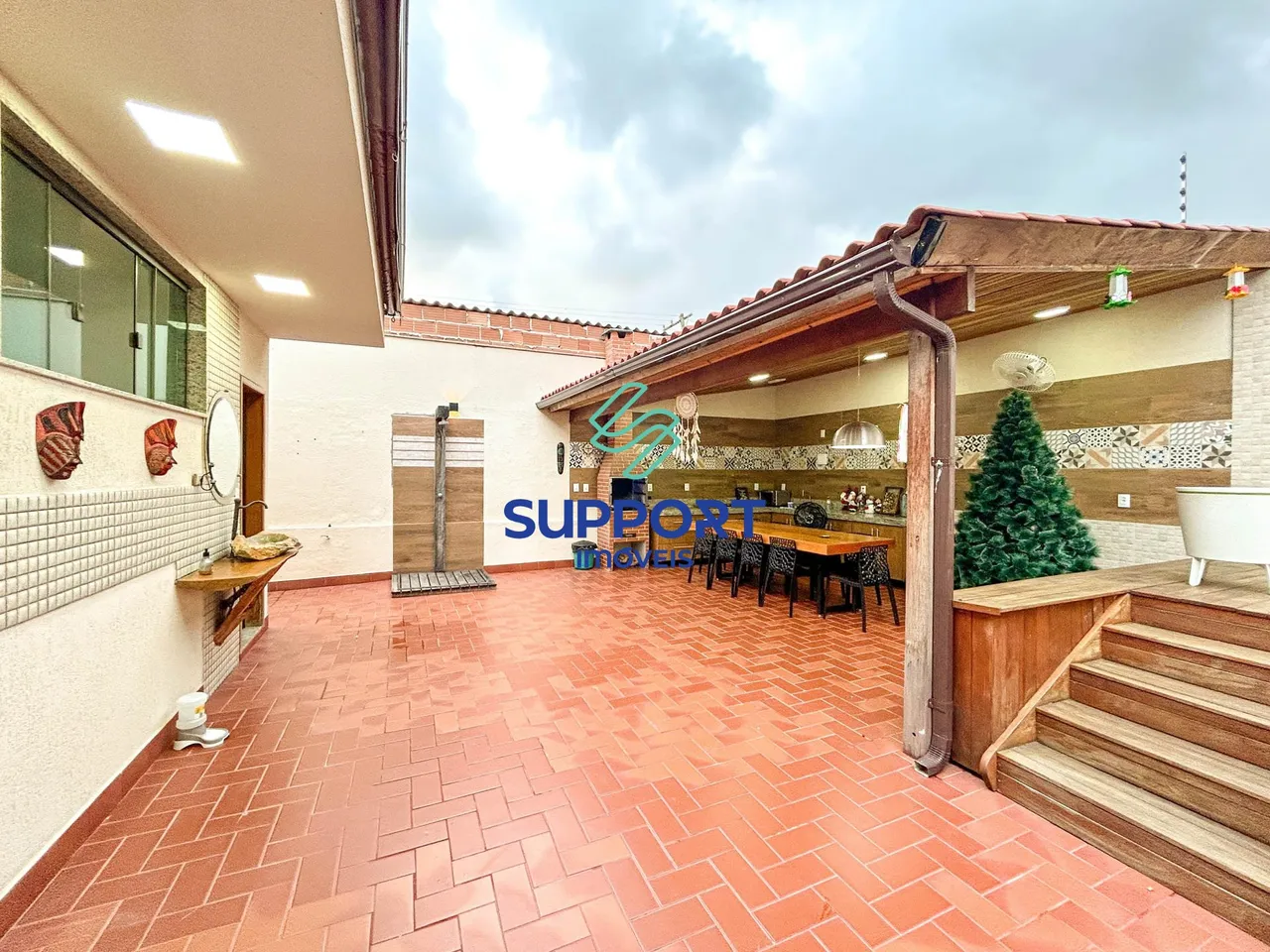 Luxuosa Casa de 360m² com Conforto e Segurança em Cada Detalhe