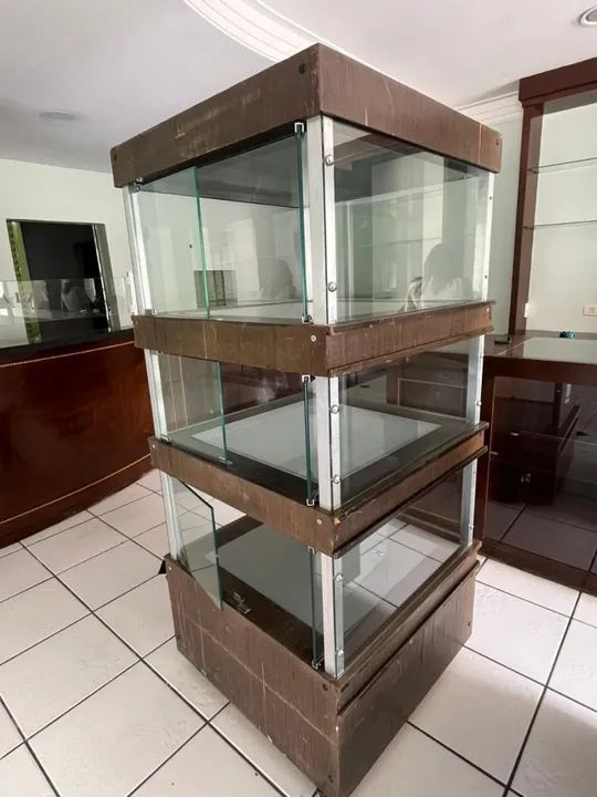 Vitrine de loja e balcão  em madeira e vidro 3 andares
