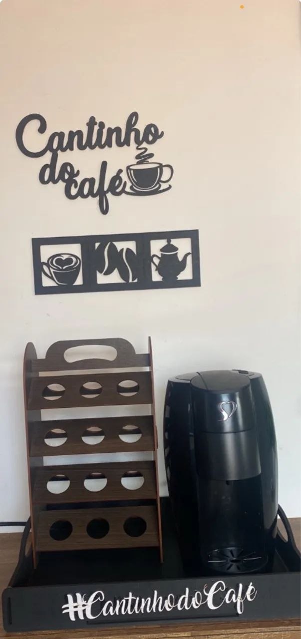 Cafeteira três corações com bandeja em MDF e porta cápsulas.