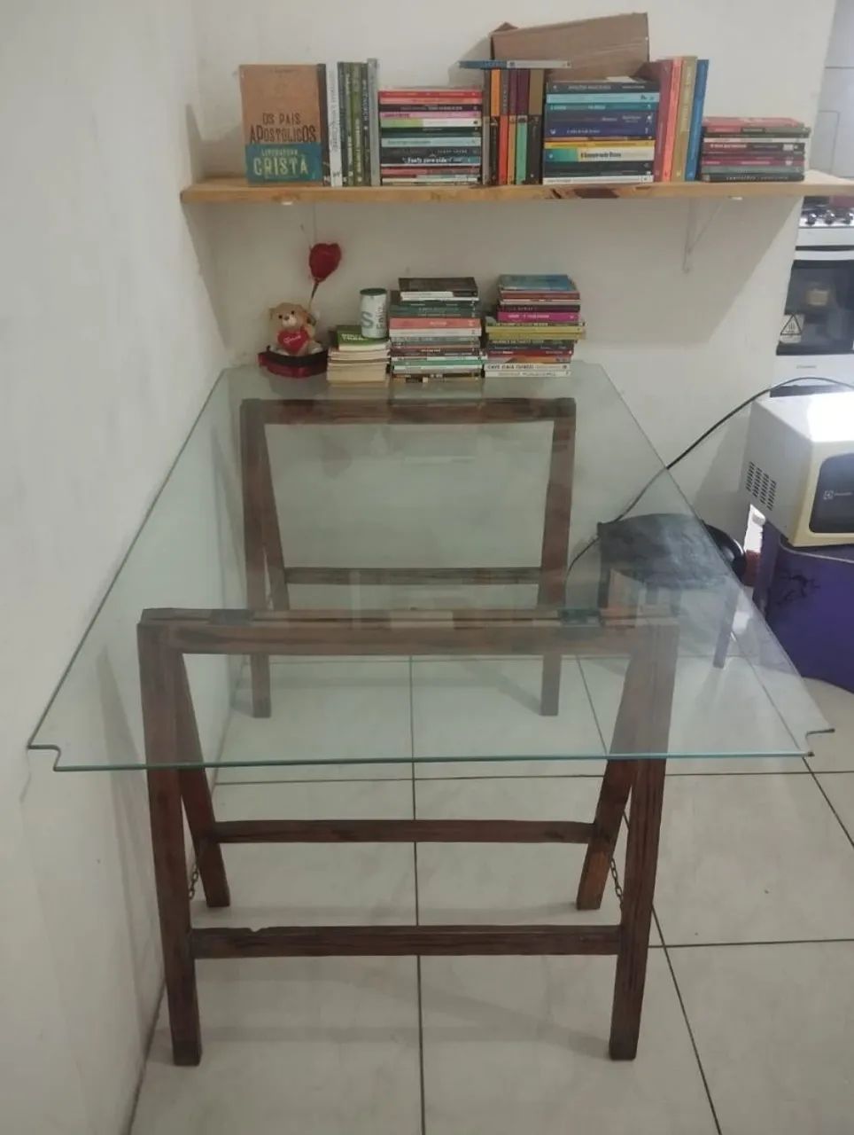 Mesa com tampo de vidro e base de madeira65163274357121123