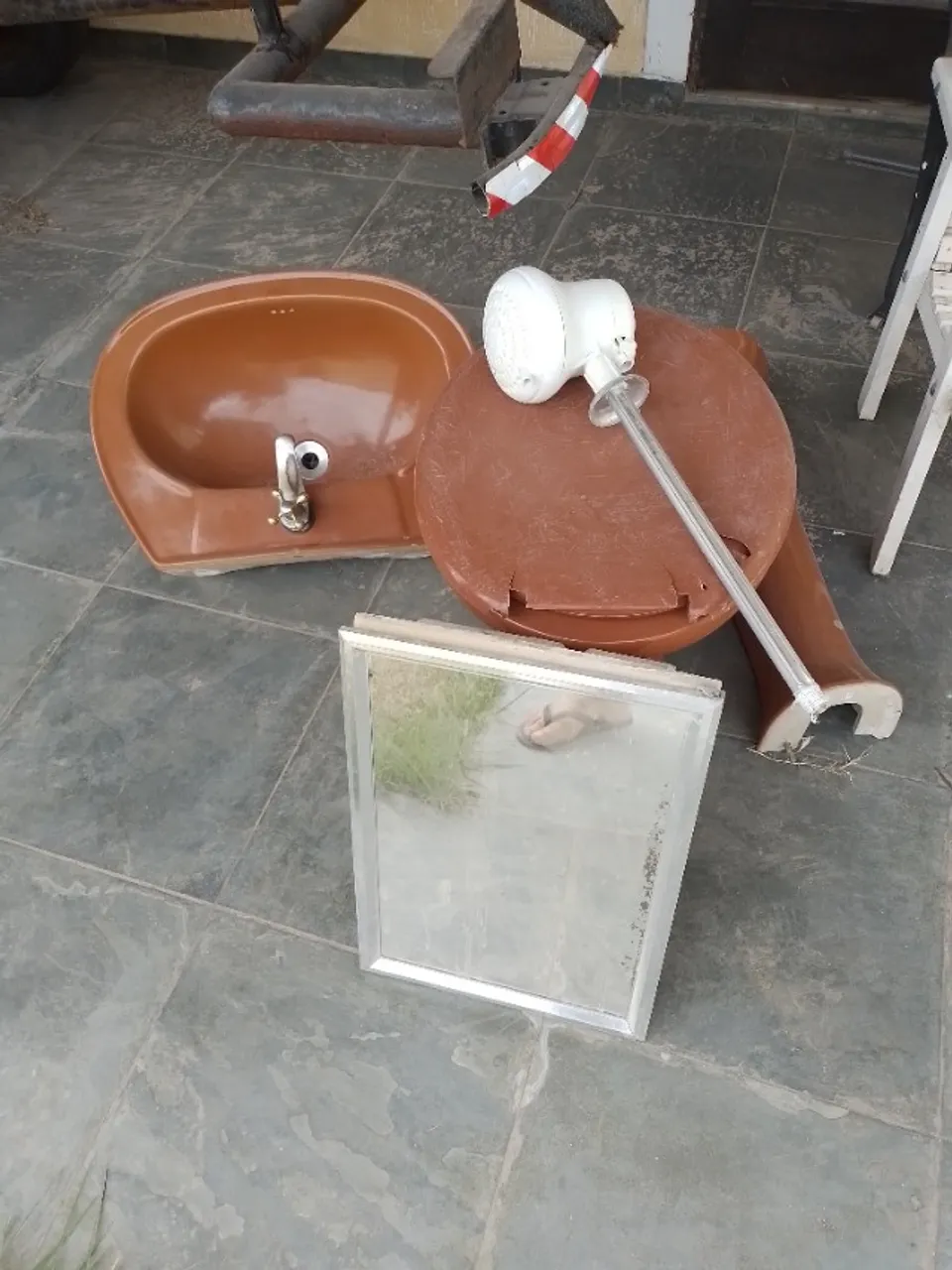 Conjunto de banheiro em cerâmica, vaso sanitário, pia, espelho e etc. Usados.