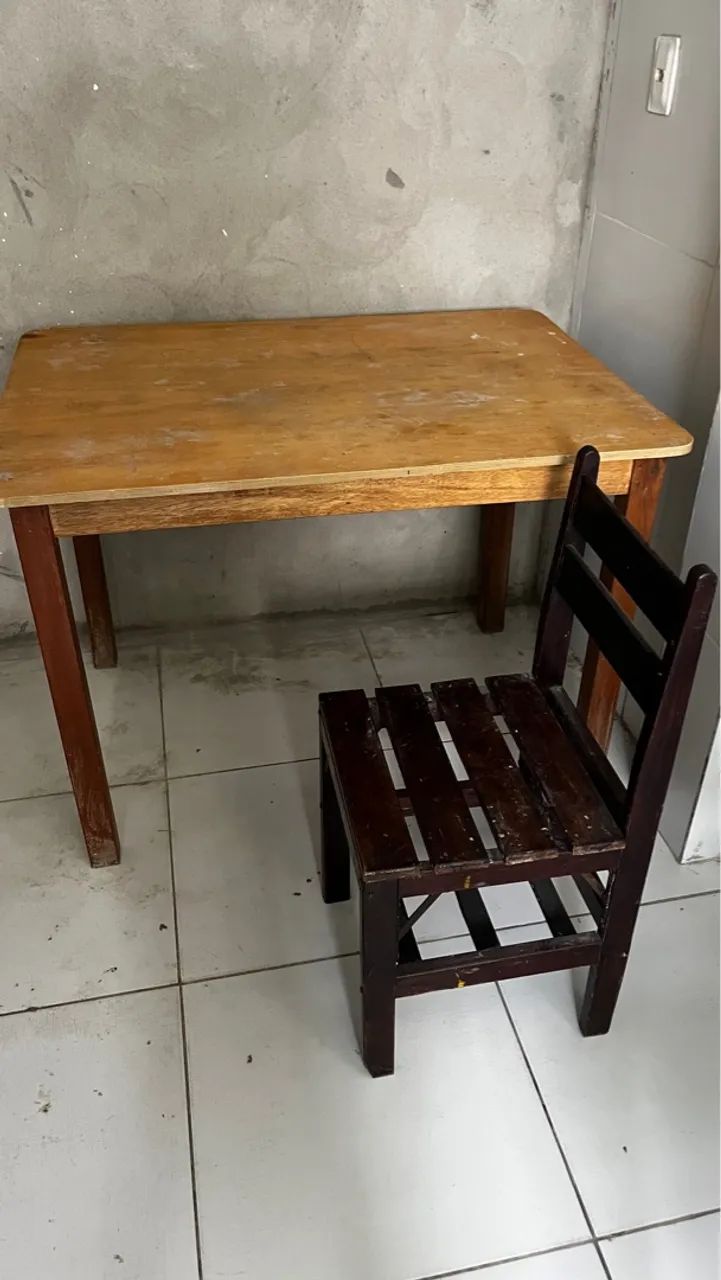 Mesa de madeira + 4 cadeiras 