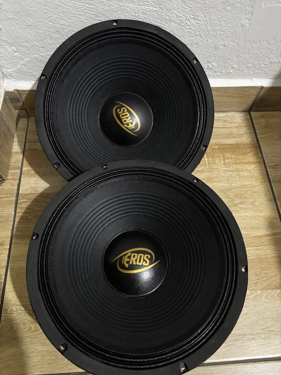 Vendo par falantes de 12?