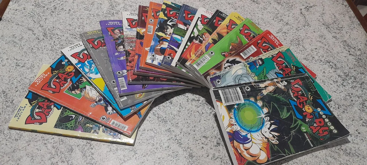 Mangas revistas e figurinhas e álbuns