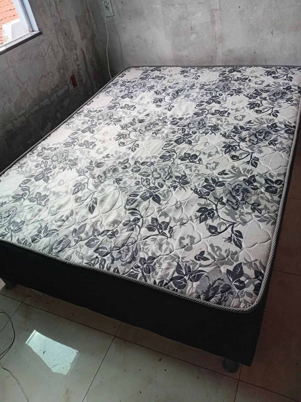 Cama de casal bem conservada.65171916280962121