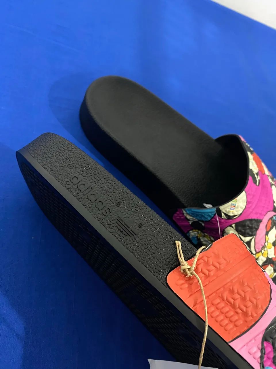 Slide Adidas adilette (collab especial) - Foto 4
