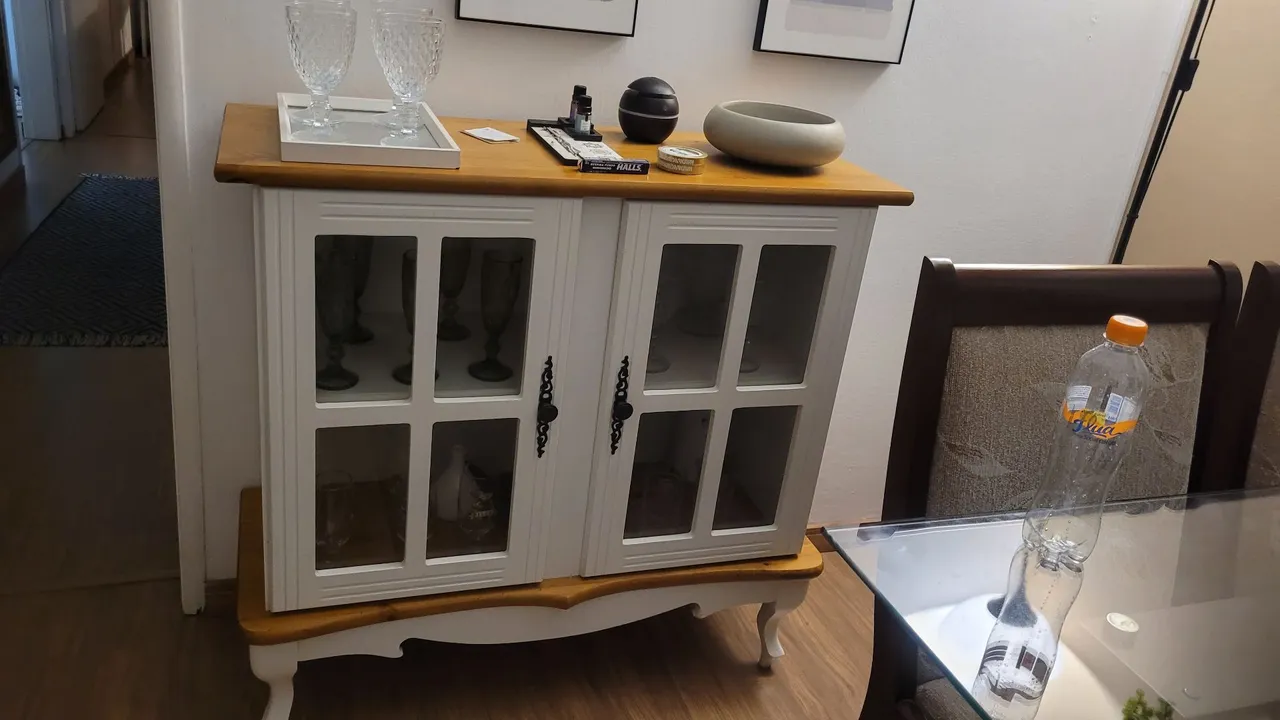 Cristaleira charmosa para decorar sua casa