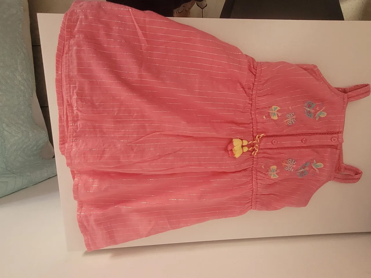 Vestido infantil rosa com detalhes em renda