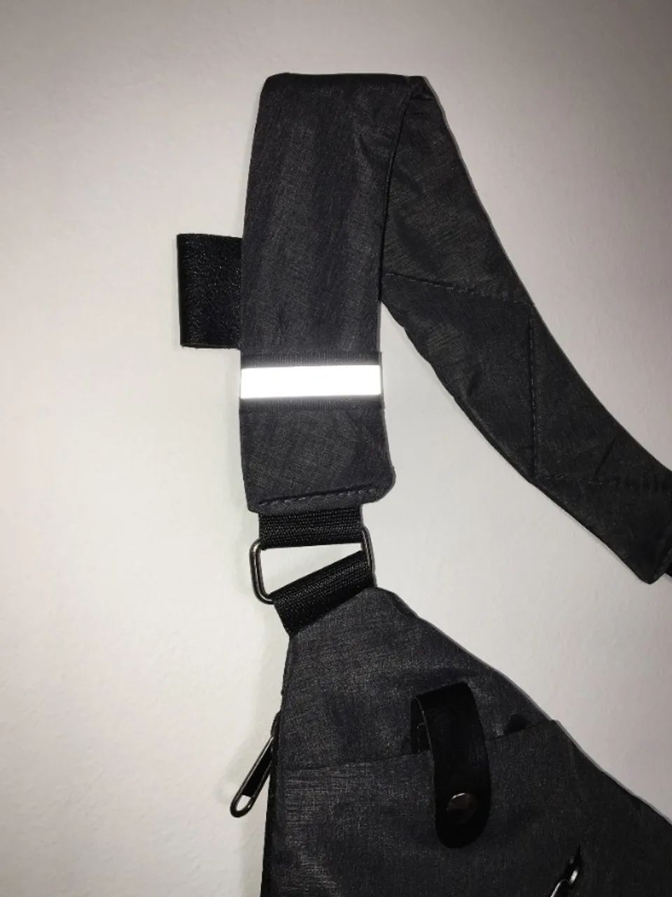 pochete cinza chumbo transpassada no peito - Foto 4