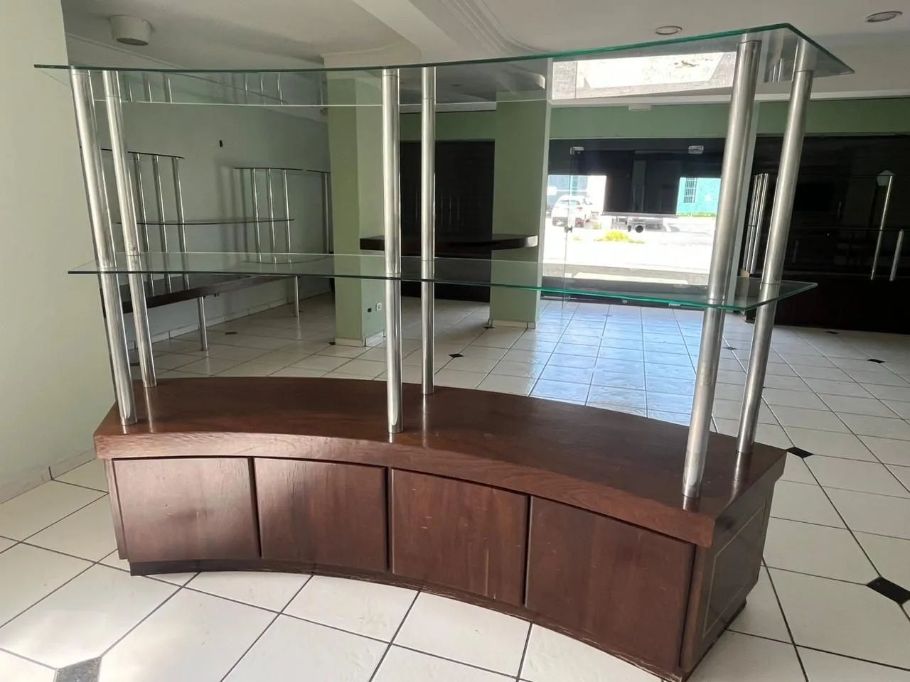 Vitrine de loja e balcão  em madeira e vidro 3 andares - Foto 3