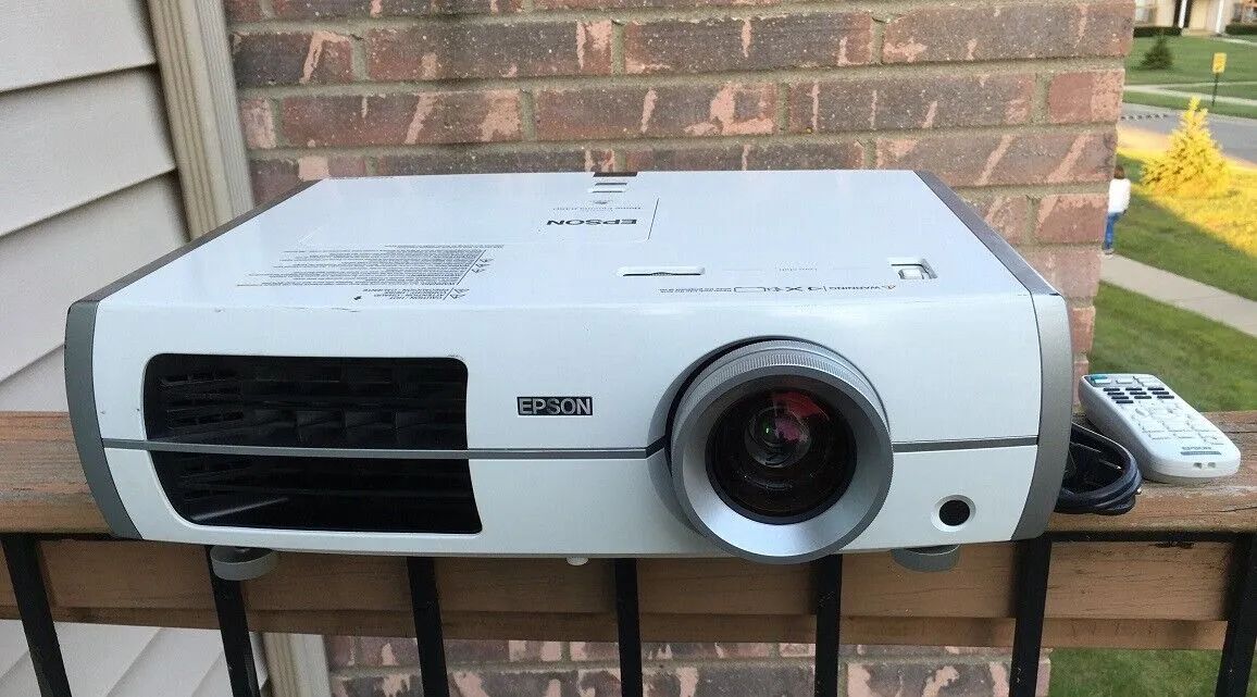 Projetor Epson 8350- LÂMPADA NOVA - ACOMPANHA TELA DE PROJEÇÃO