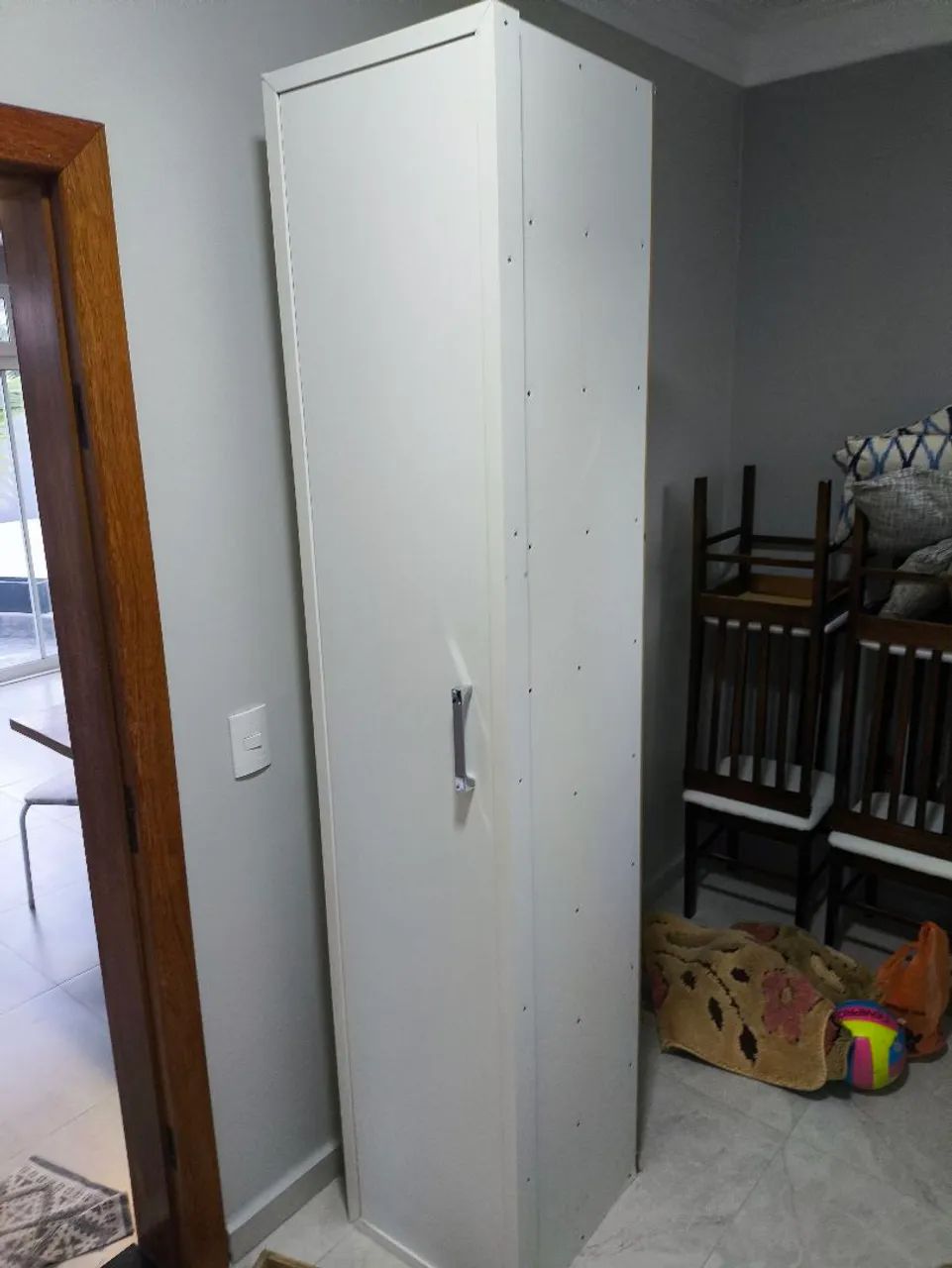 Armário branco vertical - Ideal para organização!
