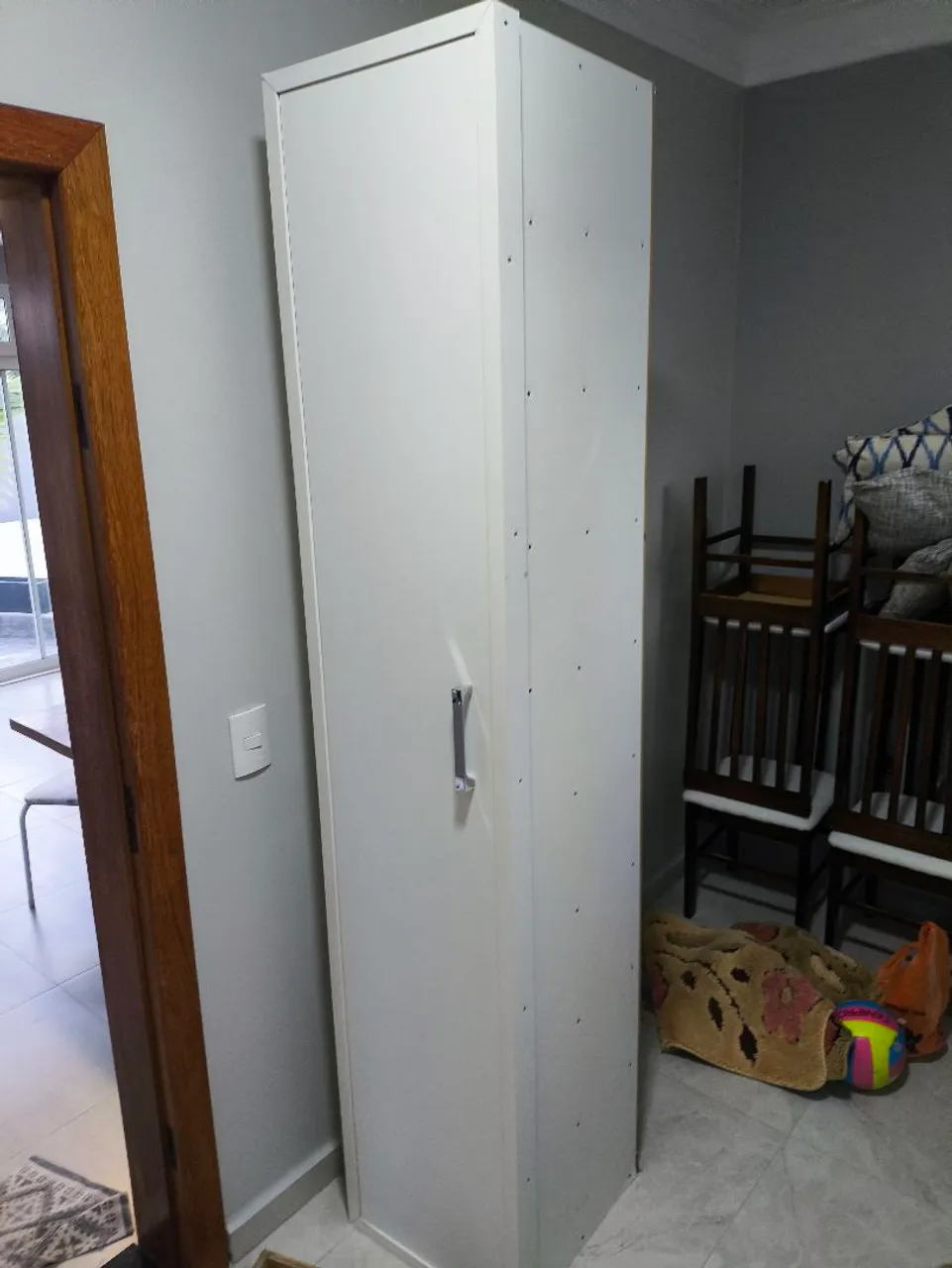 Armário branco vertical - Ideal para organização!