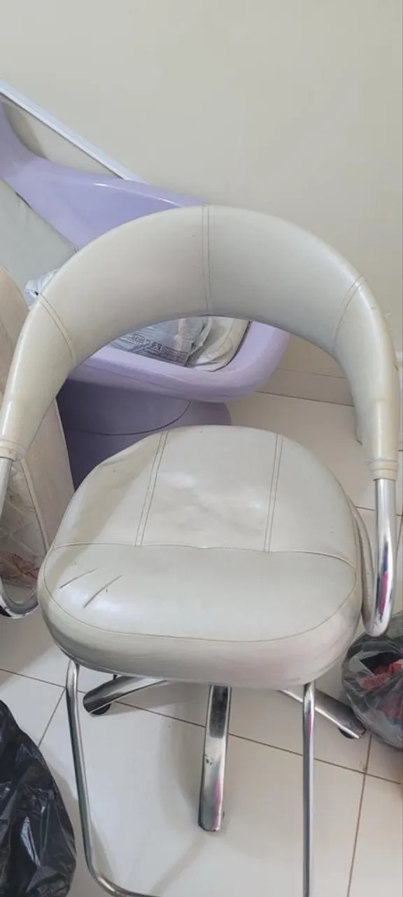 Vendo Conjunto de cadeira e lavatório