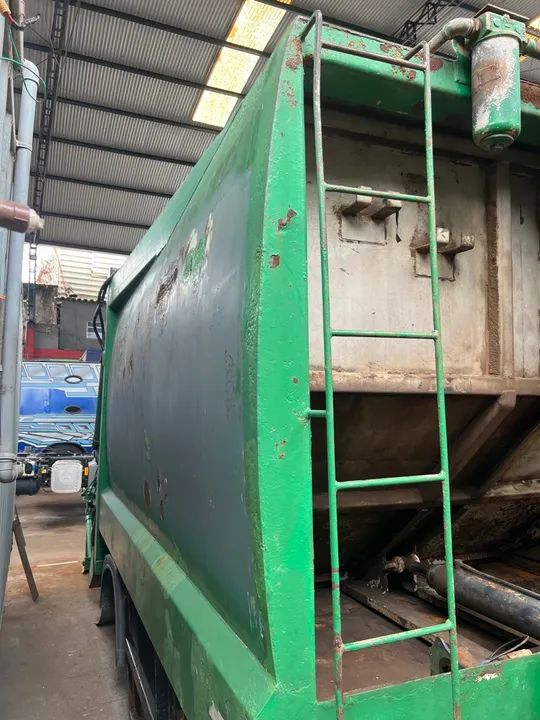 Compactador Coleta de Lixo - mecânica perfeita. Precisa de pintura  - Foto 2
