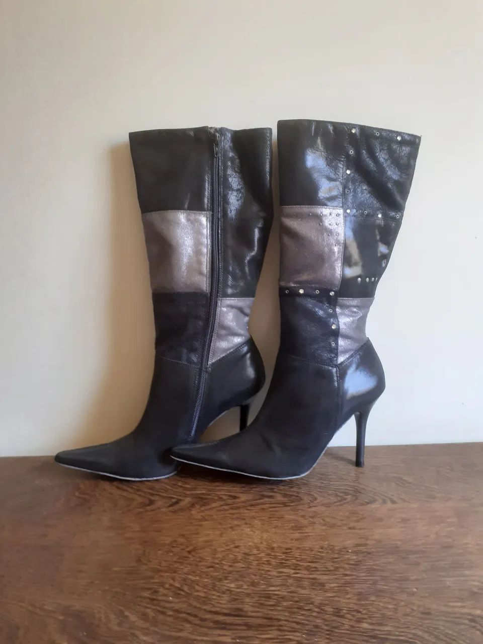 BOTA FEMININA PRETA COM DETALHE CINZA CANO ALTO ABAIXO DO JOELHO MARCA VIA MARTE NÚMERO 38 - Foto 3