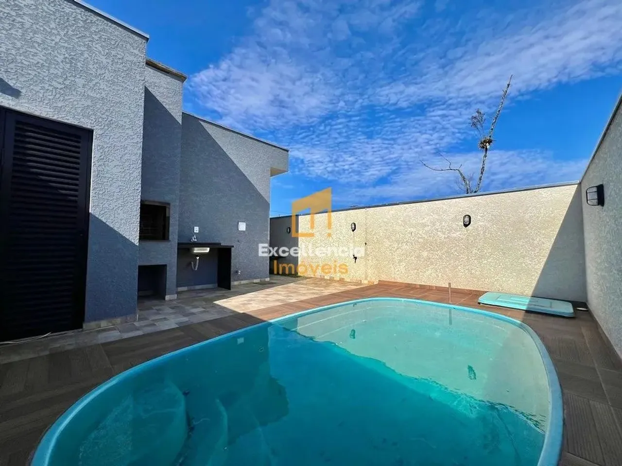 Casa 3 dormitórios com piscina no Nereidas