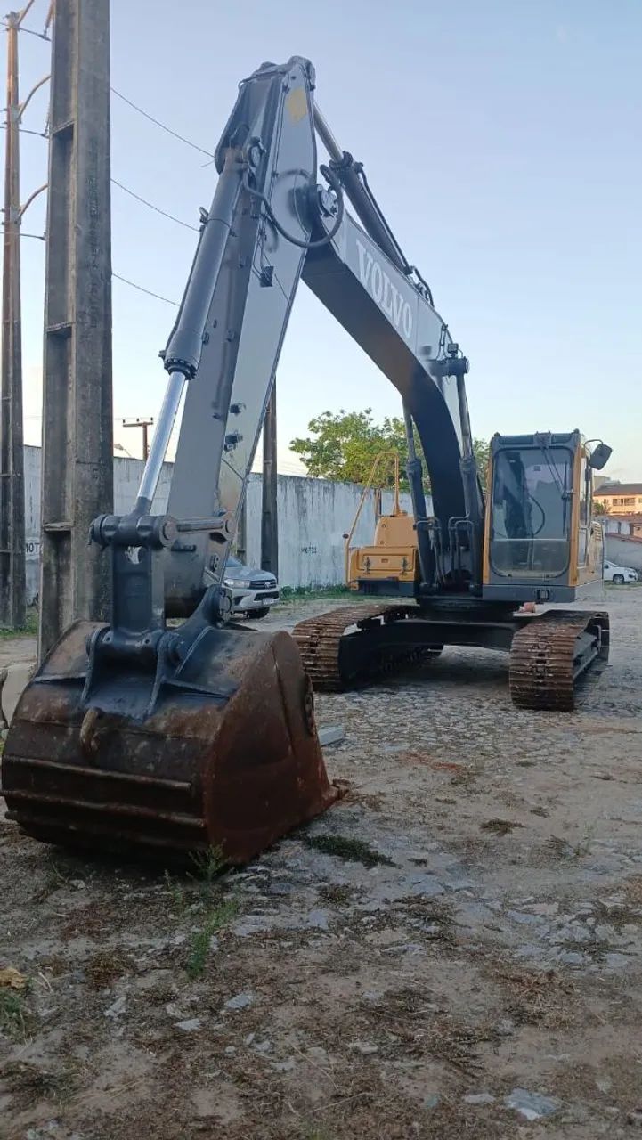 Escavadeira Volvo EC210BLC ANO 2009