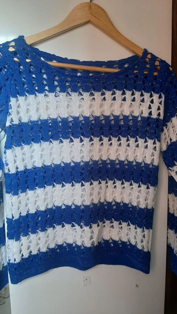 Blusa de crochê listrada azul e branca