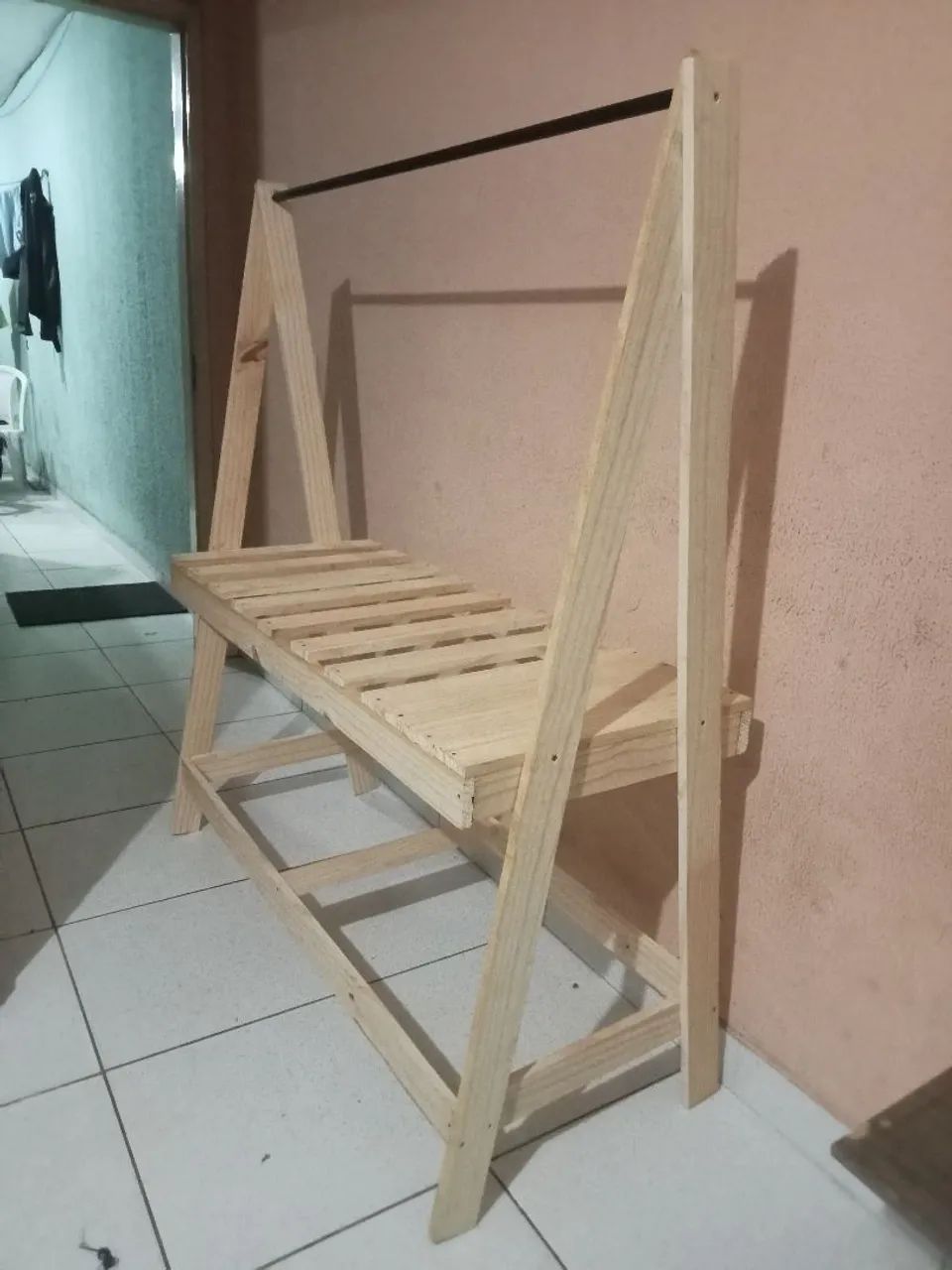 Arara de Roupa com Prateleira em Madeira - Foto 2