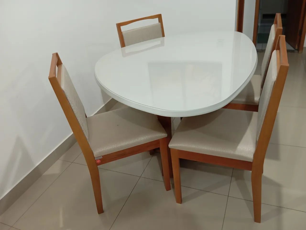 Mesa nova com cadeiras de madeira  - Foto 2