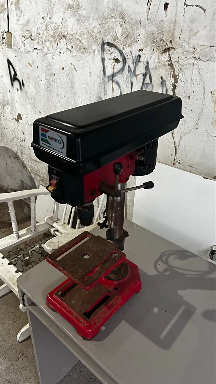 Vende- se.  meia esquadria e furadeira de bancada 
