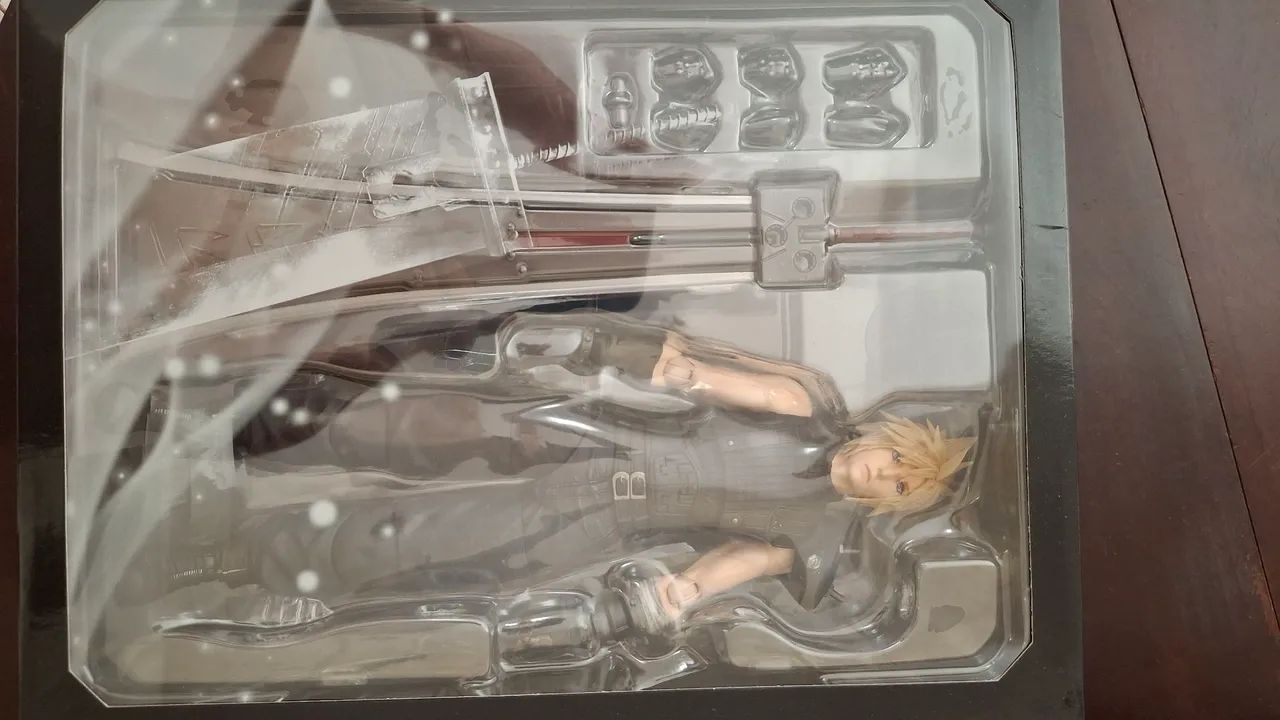 Cloud strife play arts kai final fantasy versao exclusiva - Foto 2