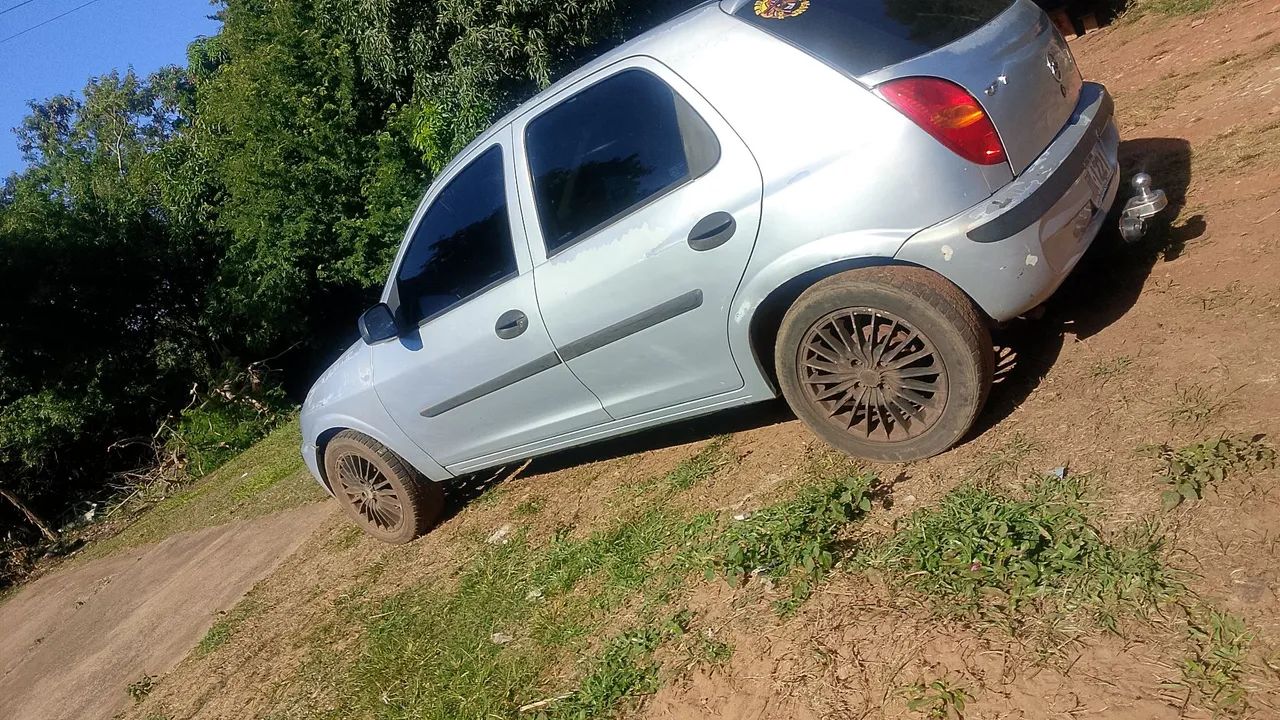 Vendo ou troco por outro carro celta 2006 flex no 24  - Foto 2