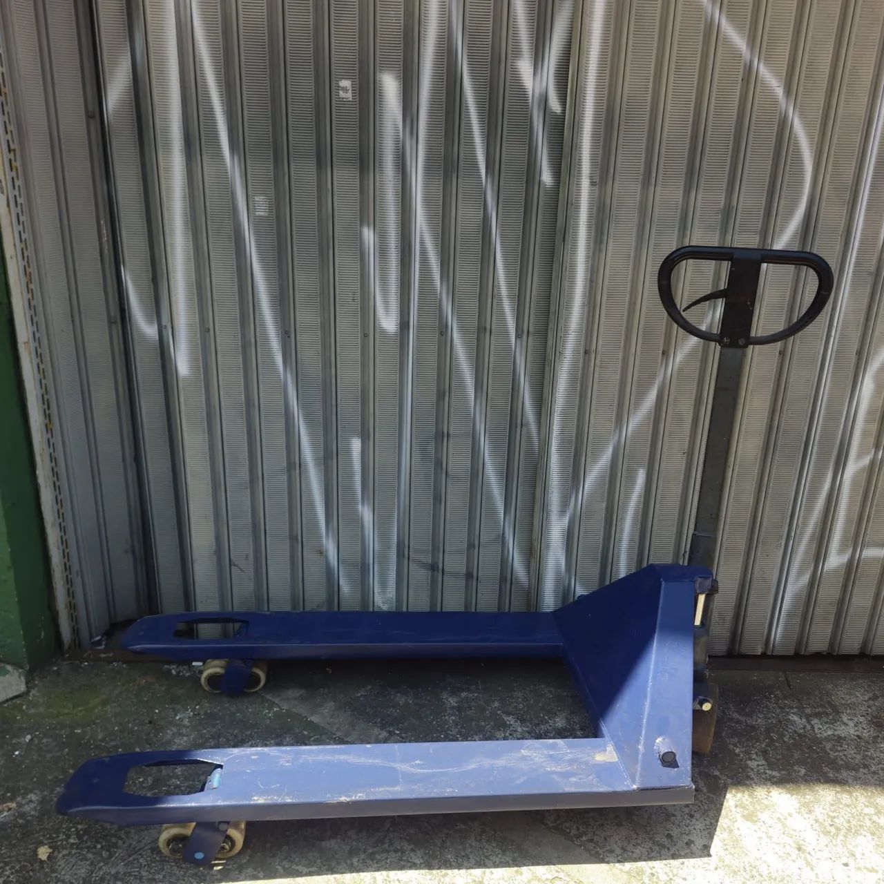 Carrinho paleteira hidráulico 2 t - Foto 2